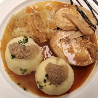 Spanferkelrollbraten<br>mit Sauerkraut und Klößen