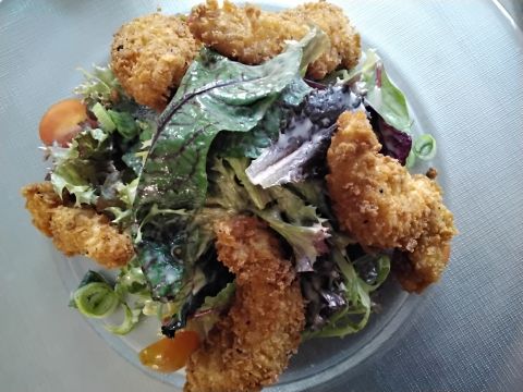 siatische, krosse Hühnerbruststreifen<br>auf knackigem Blattsalat, asiatischem Dressing und Sweet-Chili-Dip