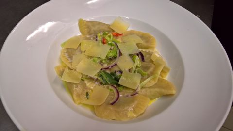 Steinpilzravioli<br>mit Kräuter-Sahne-Sauce und Parmesan